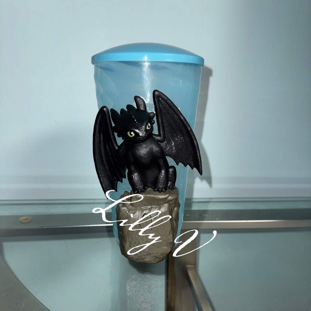 How to train your dragon brand new light up regal cinema cup
2025 movie edition